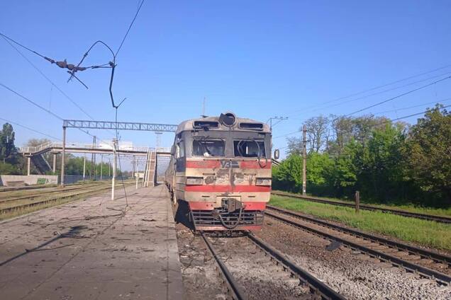 Росія атакувала залізничну станцію у Вільнянську на Запоріжжі: є постраждалі серед пасажирів. Фото