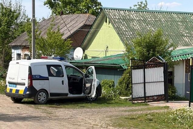 В Хмельницкой области мужчина напал на полицейских во время проверки документов: есть погибший и раненый