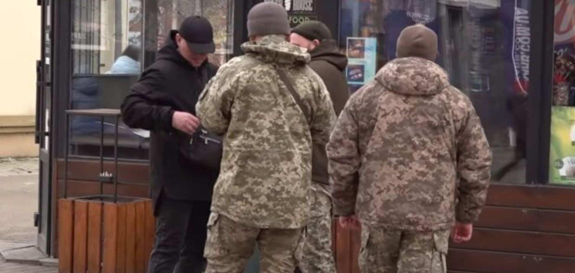 В Умани произошел конфликт между местными жителями и военнослужащими ТЦК: на место вызвали полицию