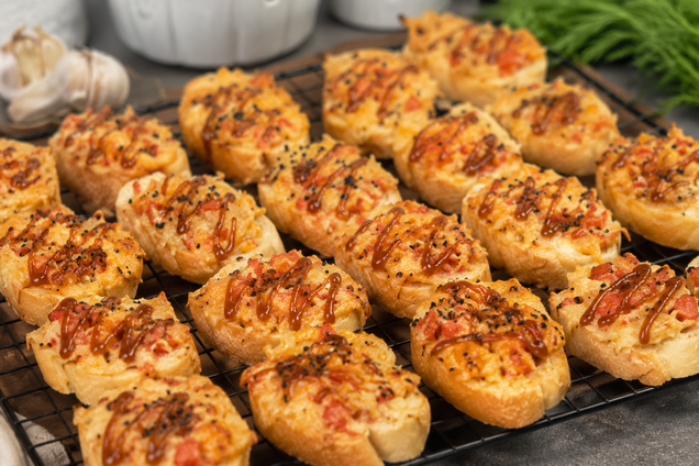 Вкусные брускетты с крабовыми палочками: рецепт в духовке за 20 минут