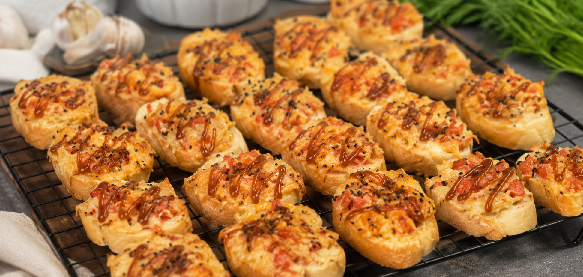 Вкусные брускетты с крабовыми палочками: рецепт в духовке за 20 минут