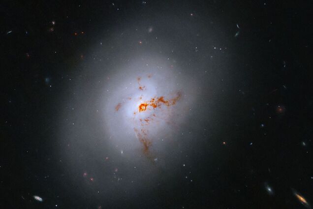 Телескоп Hubble показал редкую линзовидную галактику в созвездии Эридана. Фото