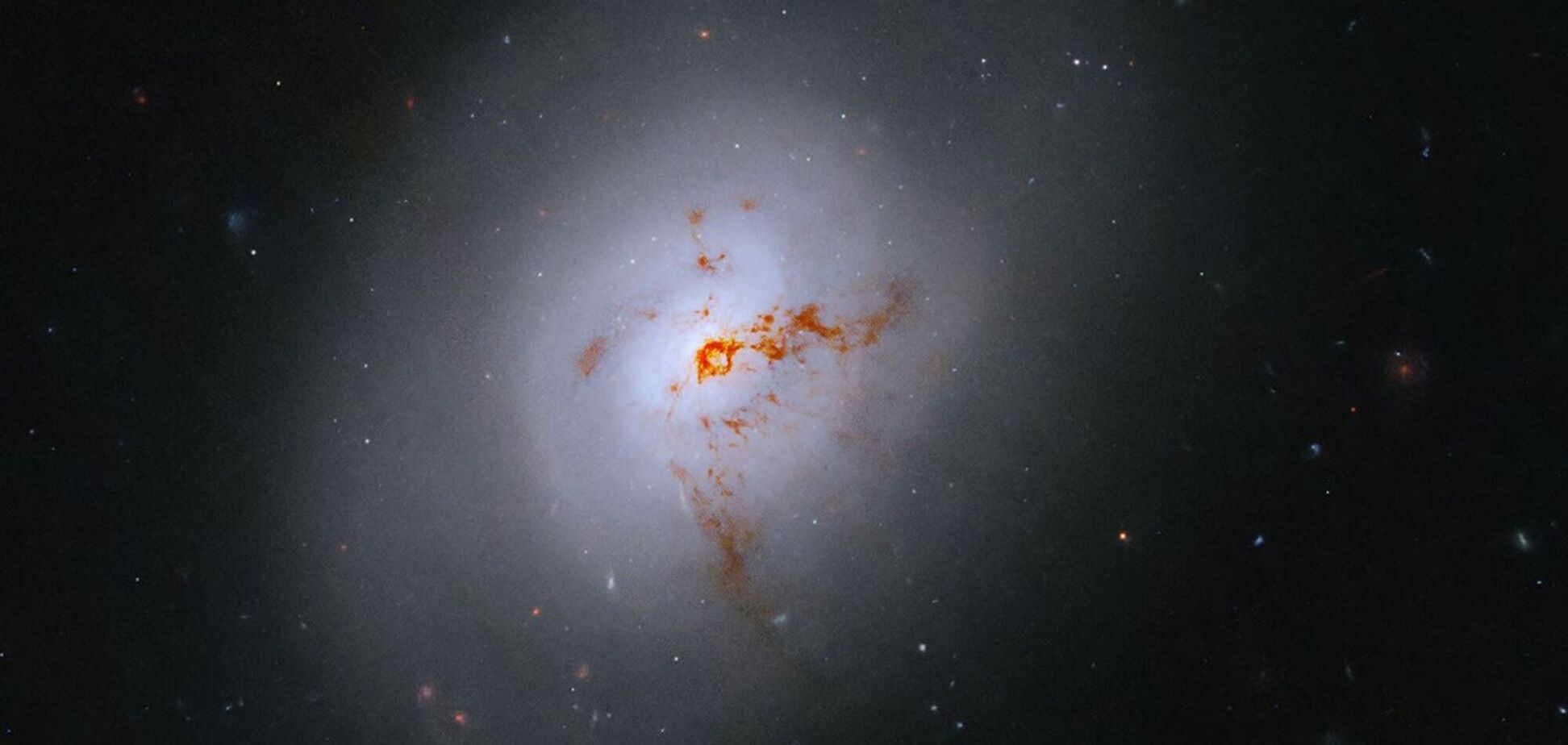 Телескоп Hubble показал редкую линзовидную галактику в созвездии Эридана. Фото