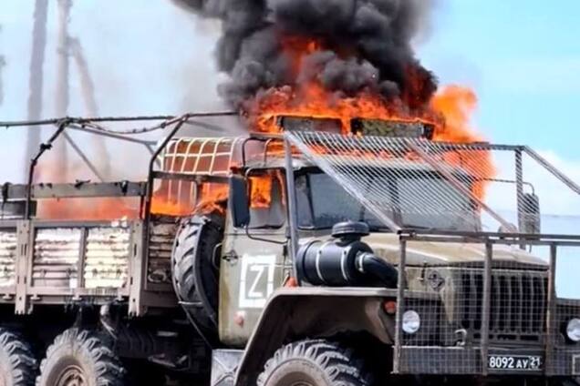 Пылает вражеская военная машина: в сети показали пожар в Авдеевке. Видео