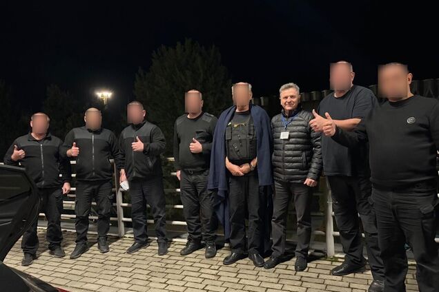 Иллюстрация - инкассаторы Ощадбанка после возвращения в Украину