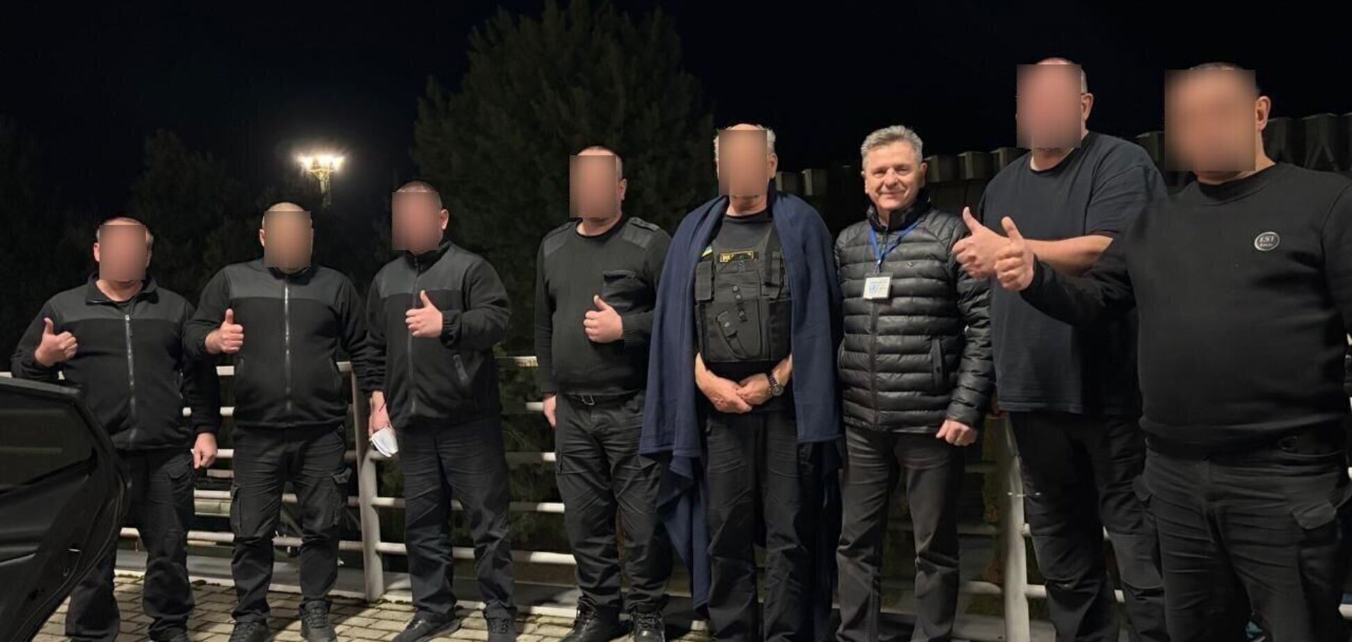 Иллюстрация - инкассаторы Ощадбанка после возвращения в Украину