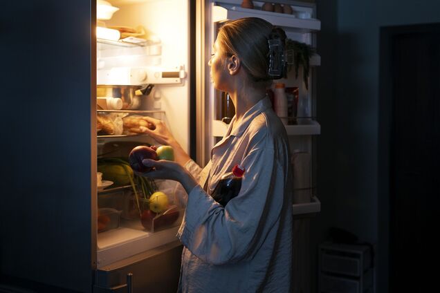 Названы продукты, которые могут портить сон: их часто едят вечером