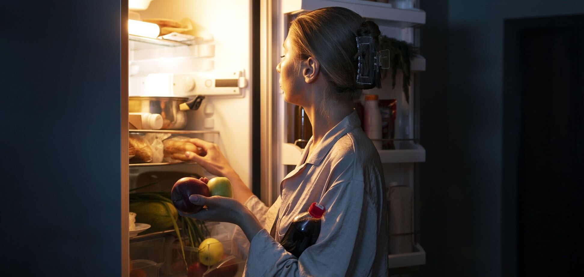 Названы продукты, которые могут портить сон: их часто едят вечером