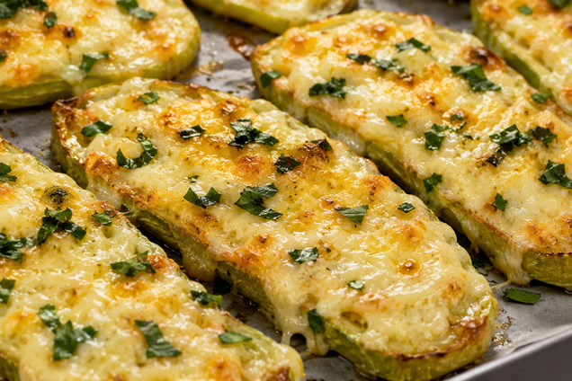 Как вкусно запечь кабачки в духовке: добавьте много сыра