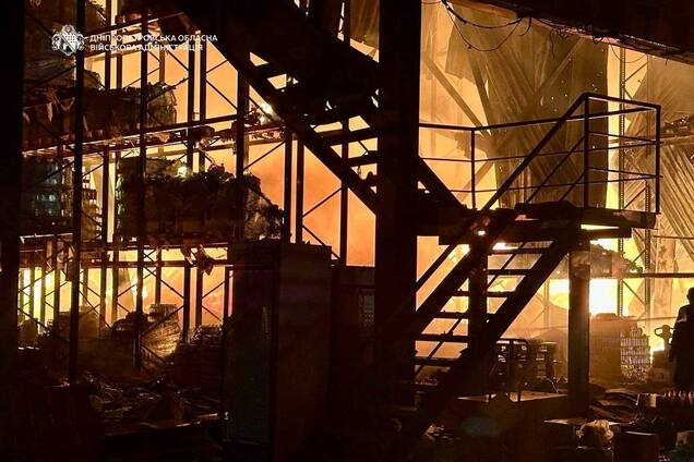 Ворог завдав удару балістикою по Дніпру: спалахнула пожежа, пʼятеро постраждалих. Фото