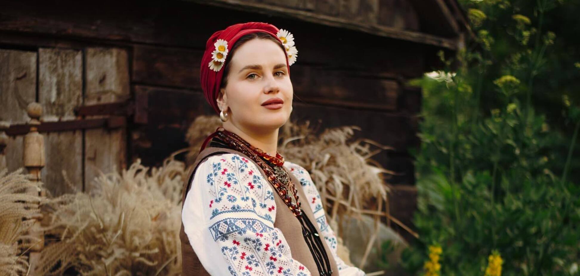 За эти деньги можно было купить дом: 'амбассадор украинской культуры' раскрыла реальную стоимость вышитой рубашки ручной работы и кораллов