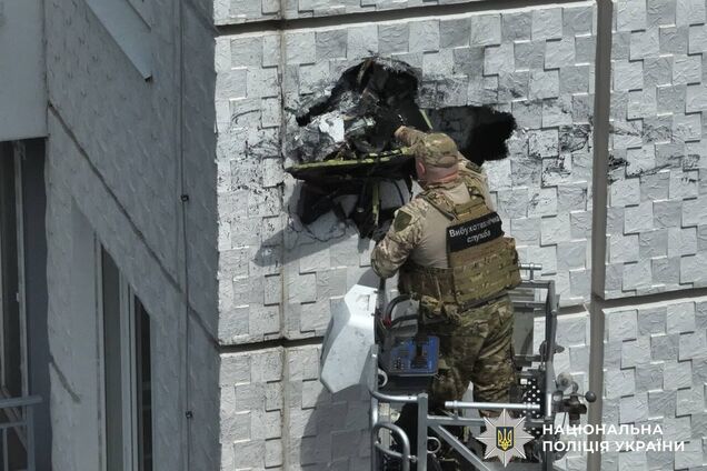 Застряг на рівні 15 поверху: в Одесі зі стіни будинку вилучили російський безпілотник. Фото