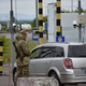 Иллюстрация - пограничник проверяет авто