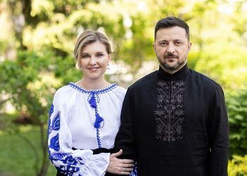 Які приховані символи зашифровані в вишиванці Олени Зеленської за понад 18 тисяч грн. Фото