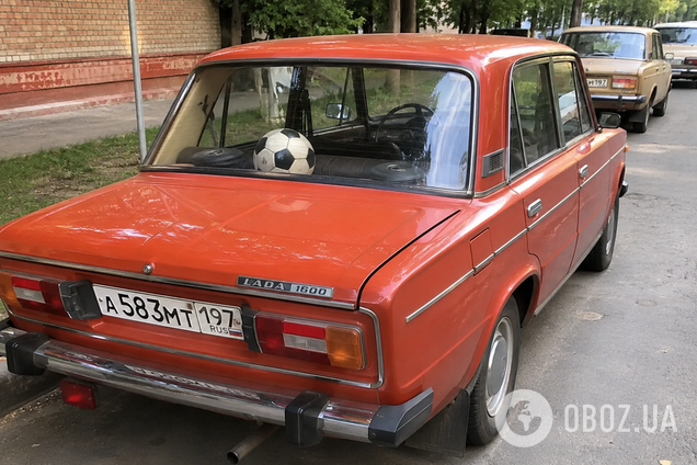Навіщо в СРСР водії клали футбольний мʼяч під заднє скло авто