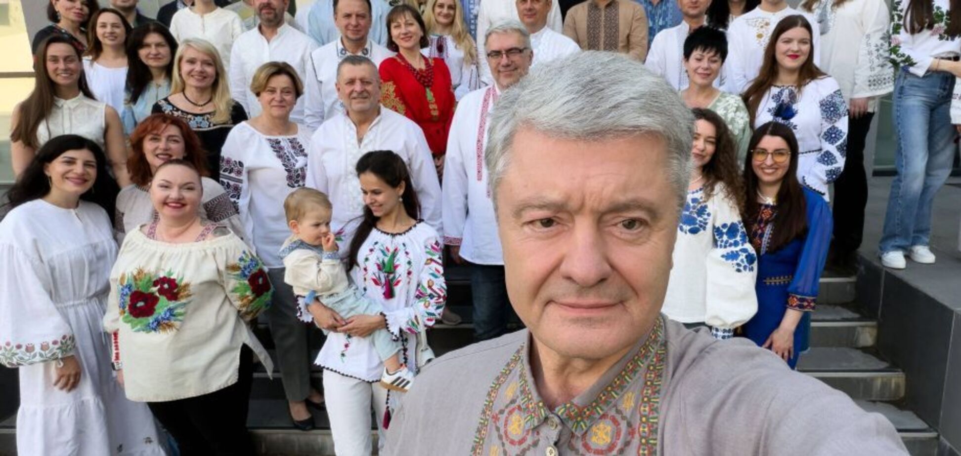 'Те, що обʼєднує українців': Порошенко у День вишиванки показав святкове фото із командою