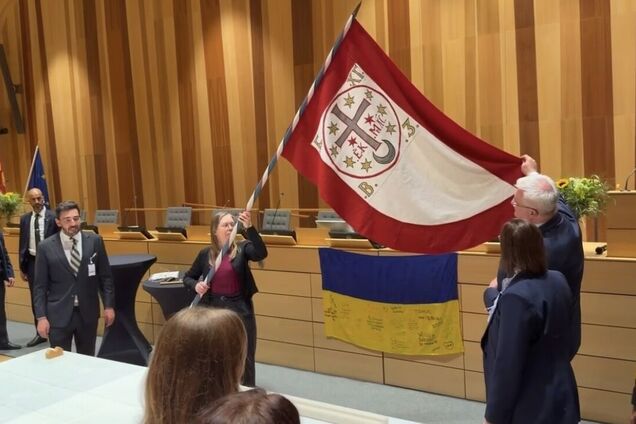 Швеция передала Украине уникальную реплику боевой хоругви гетмана Богдана Хмельницкого. Видео