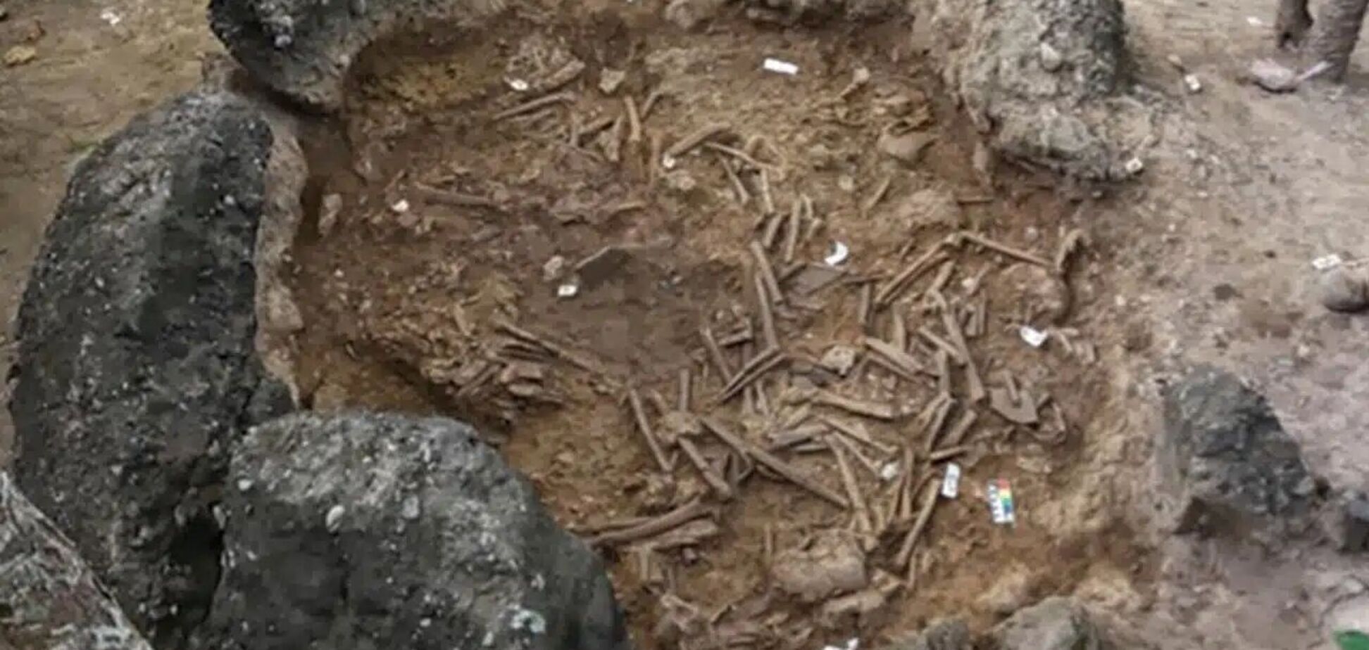В Азии археологи нашли каменный кувшин с костями 37 человек: его история поражает