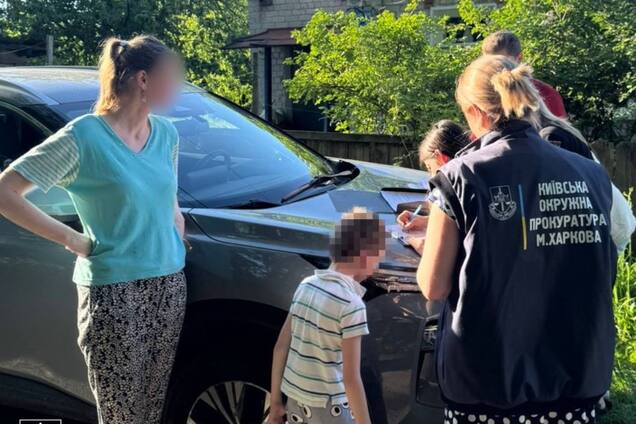 Жив в антисанітарних умовах: у Харкові вилучили з родини 6-річного хлопчика, якого била мати. Фото