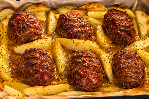 Вкусный обед из мяса и картофеля в духовке: делимся простым рецептом