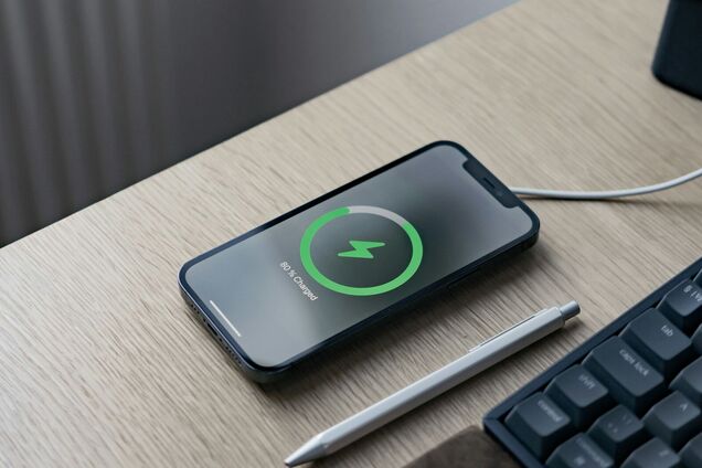 Что нельзя делать во время зарядки смартфона: есть угроза пожара