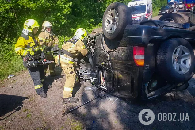 На Київщині легковик врізався в дерево та перекинувся: постраждалих з розбитого авто діставали рятувальники. Фото та відео