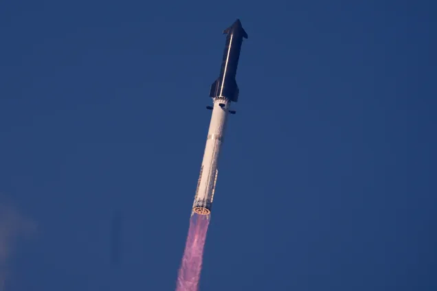 Компания Маска впервые запустила самую большую ракету в мире Starship V3: как прошел тестовый полет. Видео