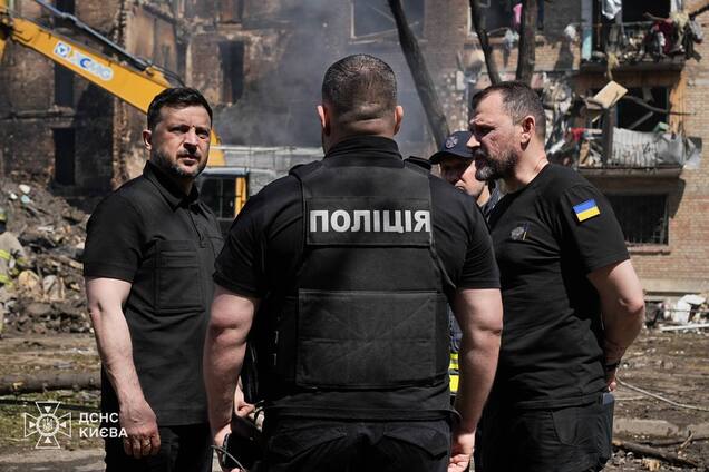 'За всі ці злочини вони нестимуть відповідальність': Зеленський приїхав на місце удару РФ на Лук'янівці