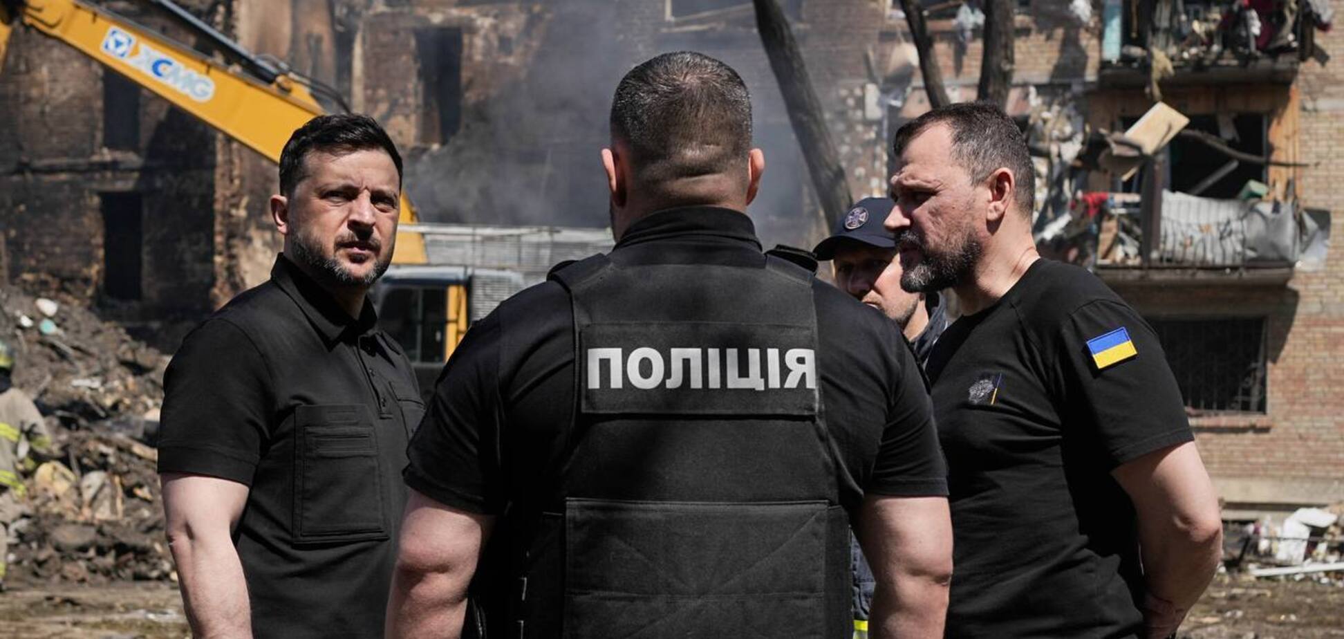 'За всі ці злочини вони нестимуть відповідальність': Зеленський приїхав на місце удару РФ на Лук'янівці