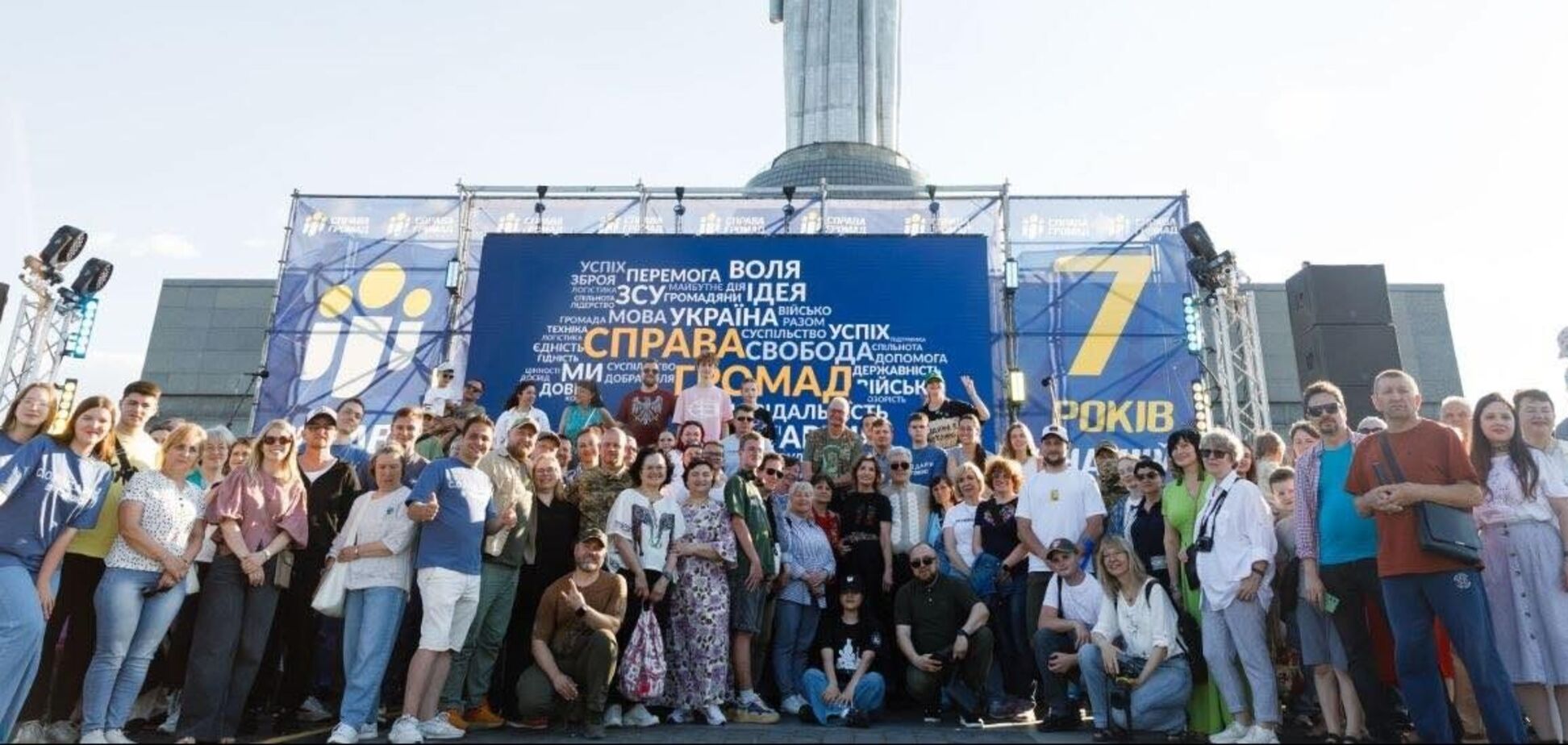 'Щодня підставляють плече армії': Порошенко привітав 'Справу Громад' із річницею. Фото