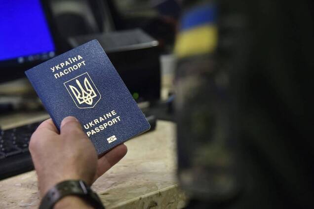 Иллюстрация - пограничник держит загранпаспорт