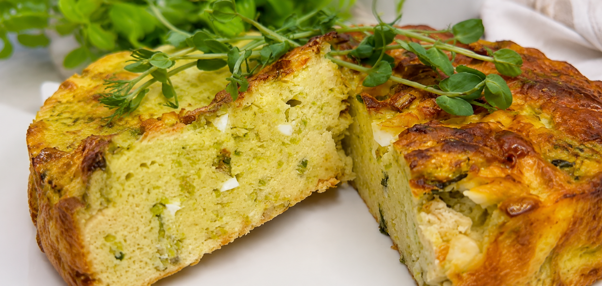 Как приготовить вкусный пирог из кабачка: добавьте сыр и зелень