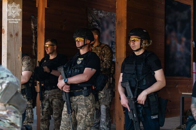 Патрульные полицейские завершили курс обучения на полигоне: какие навыки получили. Фото
