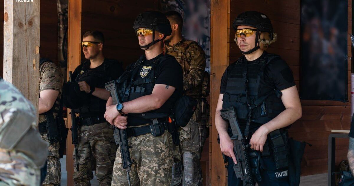 Патрульні поліцейські завершили спеціалізований курс на полігоні: які навички отримали