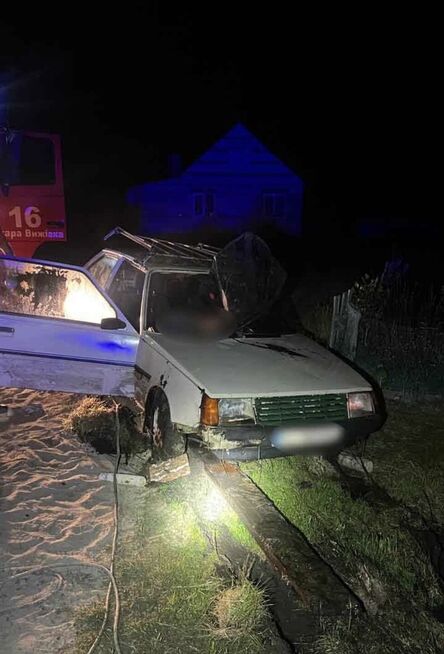На Волині автомобіль заїхав у ставок: загинули двоє людей.  Фото