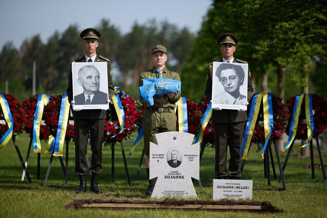Главу ОУН Мельника и его жену перезахоронили на НВМК: на церемонии присутствовал Зеленский. Фото и видео