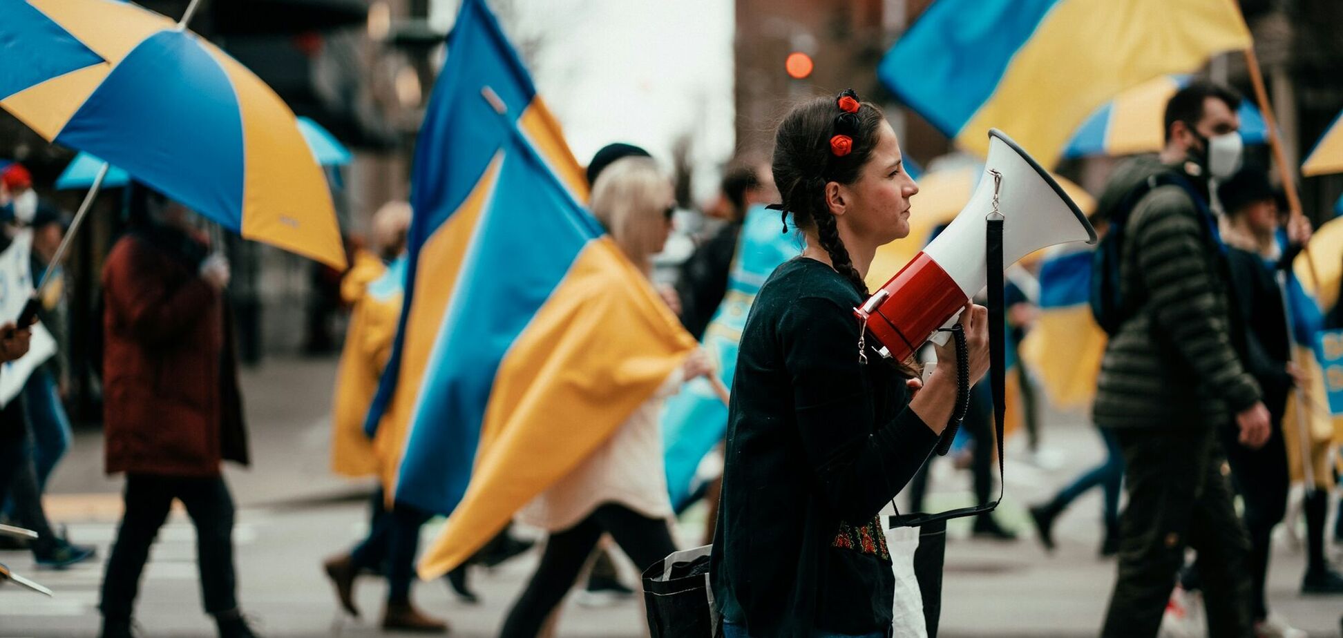 Иллюстрация - украинка с нарисованным флагом на щеке