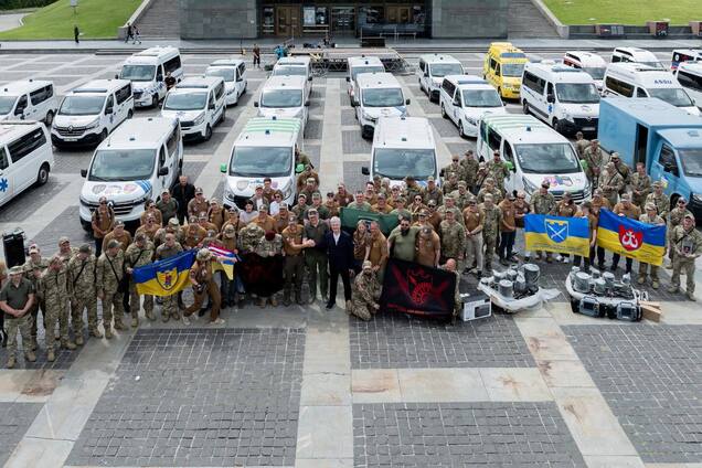 Порошенко и Ukraine Focus передали украинским воинам 51 'скорую' для эвакуации раненых
