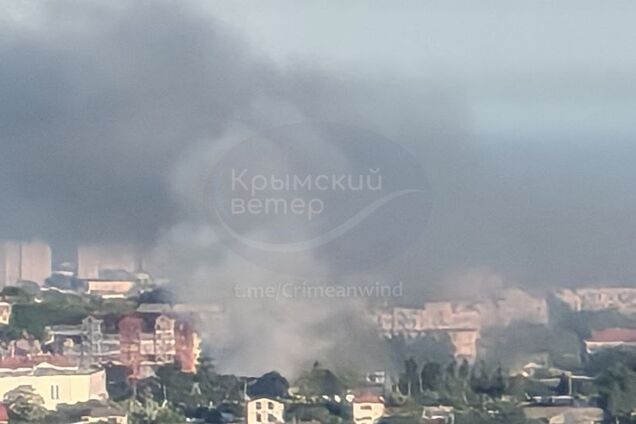 В окупованому Криму прогриміли вибухи: кажуть про приліт у будівлю штабу ВПС Чорноморського флоту. Фото і відео