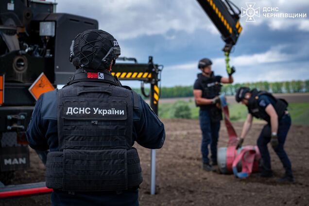 На Чернігівщині знайшли уламки двох ворожих ракет Х-101, які не встигли здетонувати. Фото