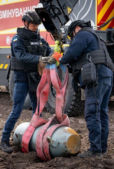 На Чернігівщині знайшли уламки двох ворожих ракет Х-101, які не встигли здетонувати. Фото