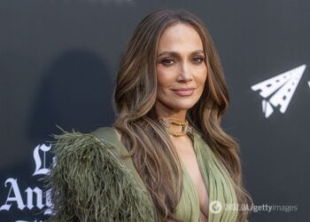 На ней не было белья: Дженнифер Лопес вышла в свет в провокационном платье с цепями. Фото