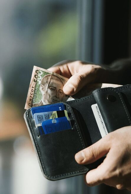 Купюра 500 грн в кошельке. Иллюстрация