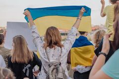 Иллюстрация — девушка с флагом Украины