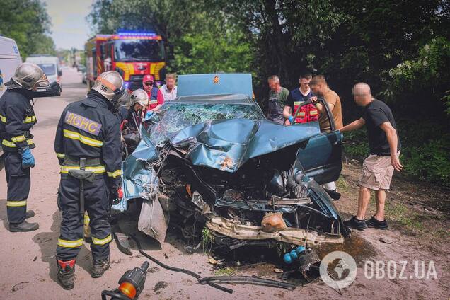 Під Києвом легковик на швидкості в’їхав у дерево: серед постраждалих вагітна та діти. Подробиці та фото