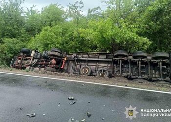 На Миколаївщині сталась потрійна ДТП за участі легковика та двох фур, є загиблий. Фото