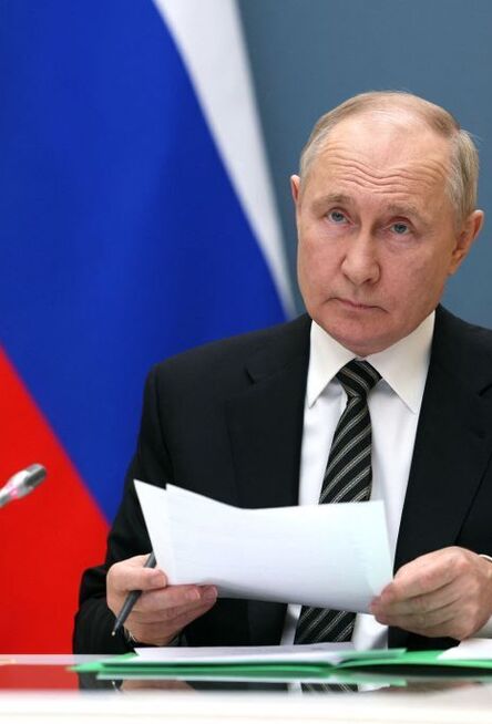Поквартирный обход не помог? В России снова зафиксировали падение рейтинга Путина