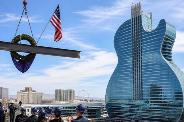Установка последней балки на башню Guitar Hotel