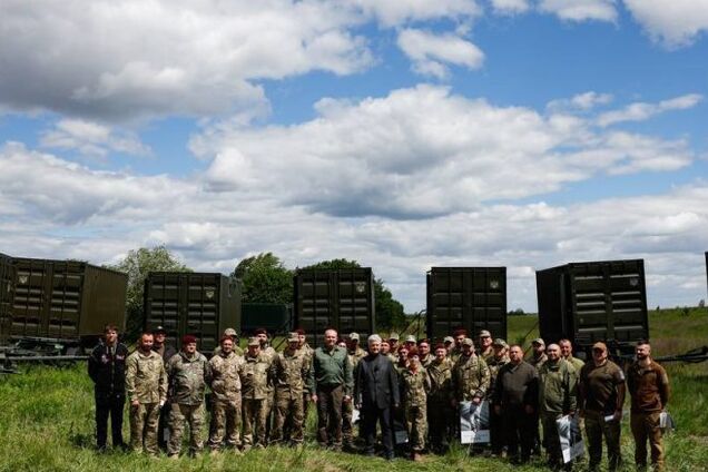 Підрозділи ЗСУ отримали 15 прально-душових комплексів від Порошенка