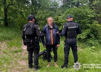 В Хмельницкой области задержали мужчину, который устроил стрельбу из пневматического оружия: могли пострадать дети. Фото